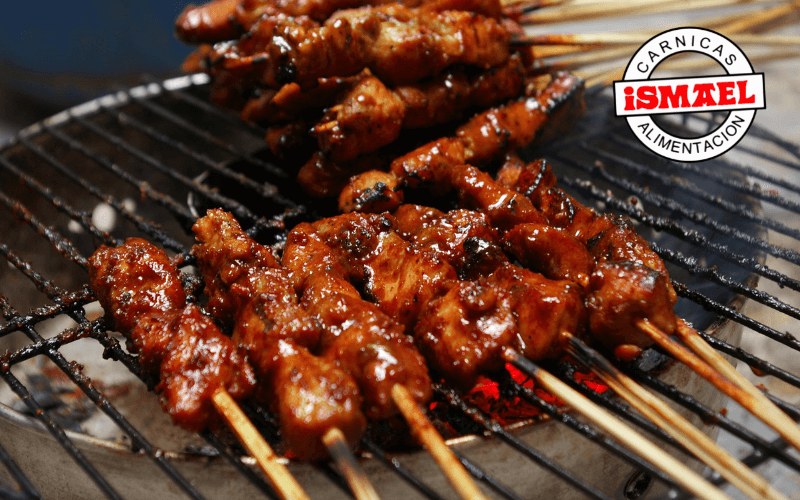 como se hace brochetas de pollo con salsa sate satay cacahuetes