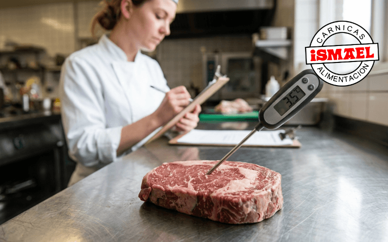 termometro sonda midiendo temperatura de carne en recepcion de cocina profesional
